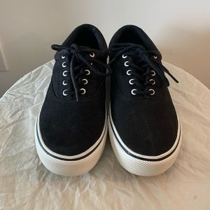 Black textured men’s Sperry sneakers